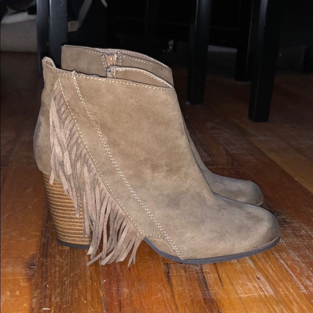 Fringed brown suede ankle booties